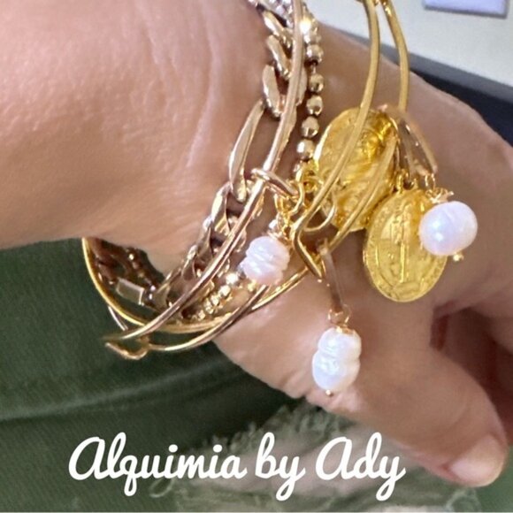 Luxury baroque pearls saint Benedict multi charms gold bangle - Picture 3 of 3